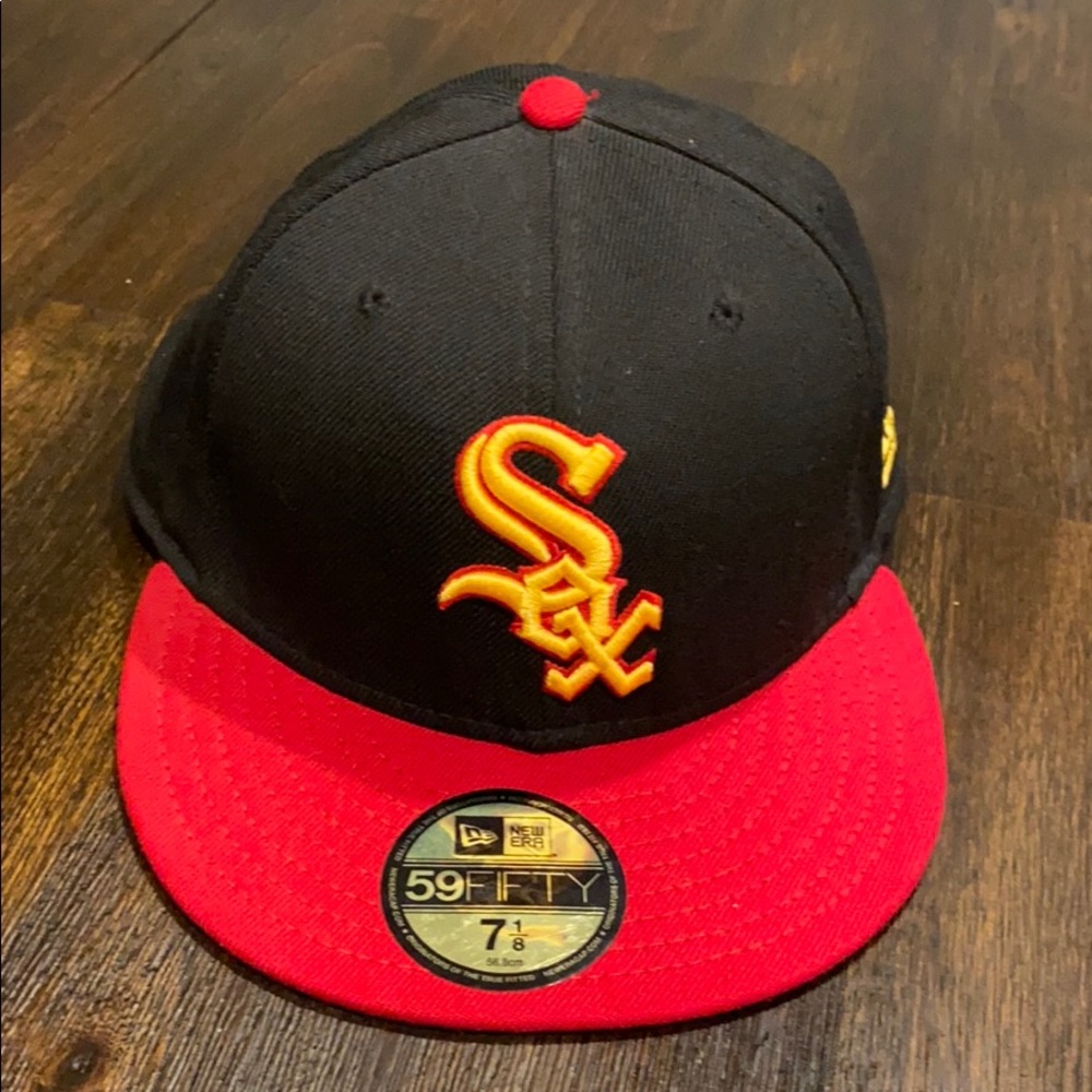 New era white Sox fitted hat  SZ 7 1/8